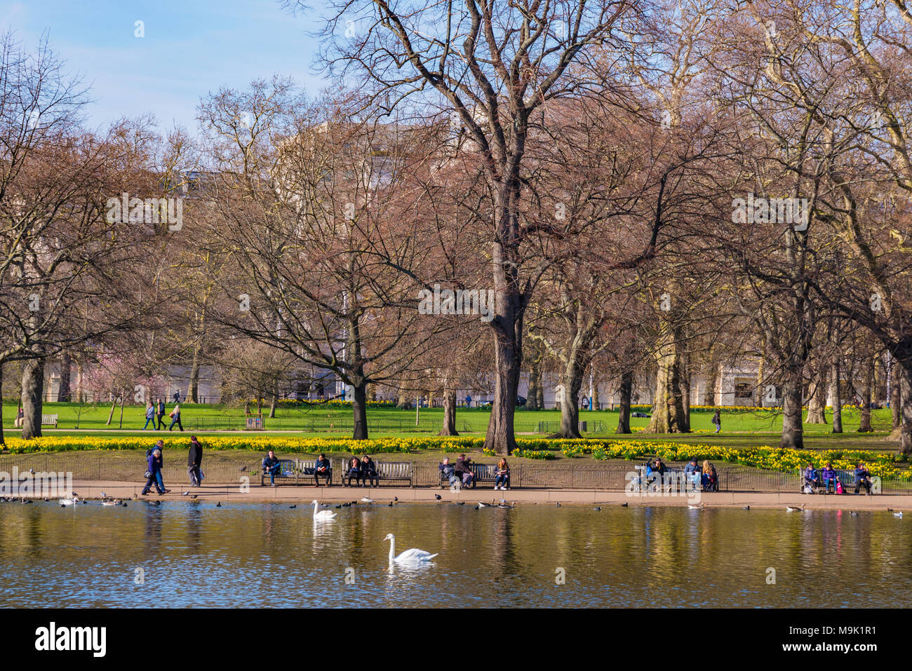 LONDON, GROSSBRITANNIEN, 21. März: Menschen sitzen am See in St. James's Park an einem sonnigen Tag im Frühjahr am 21. März 2018 in London. Stockfoto