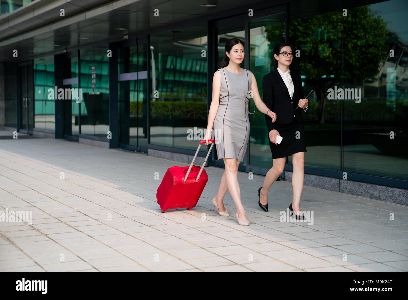 Asiatische Supervisor und Ihr Assistent Beenden Ihrer Sitzung ein zurück zu unternehmen. Stockfoto