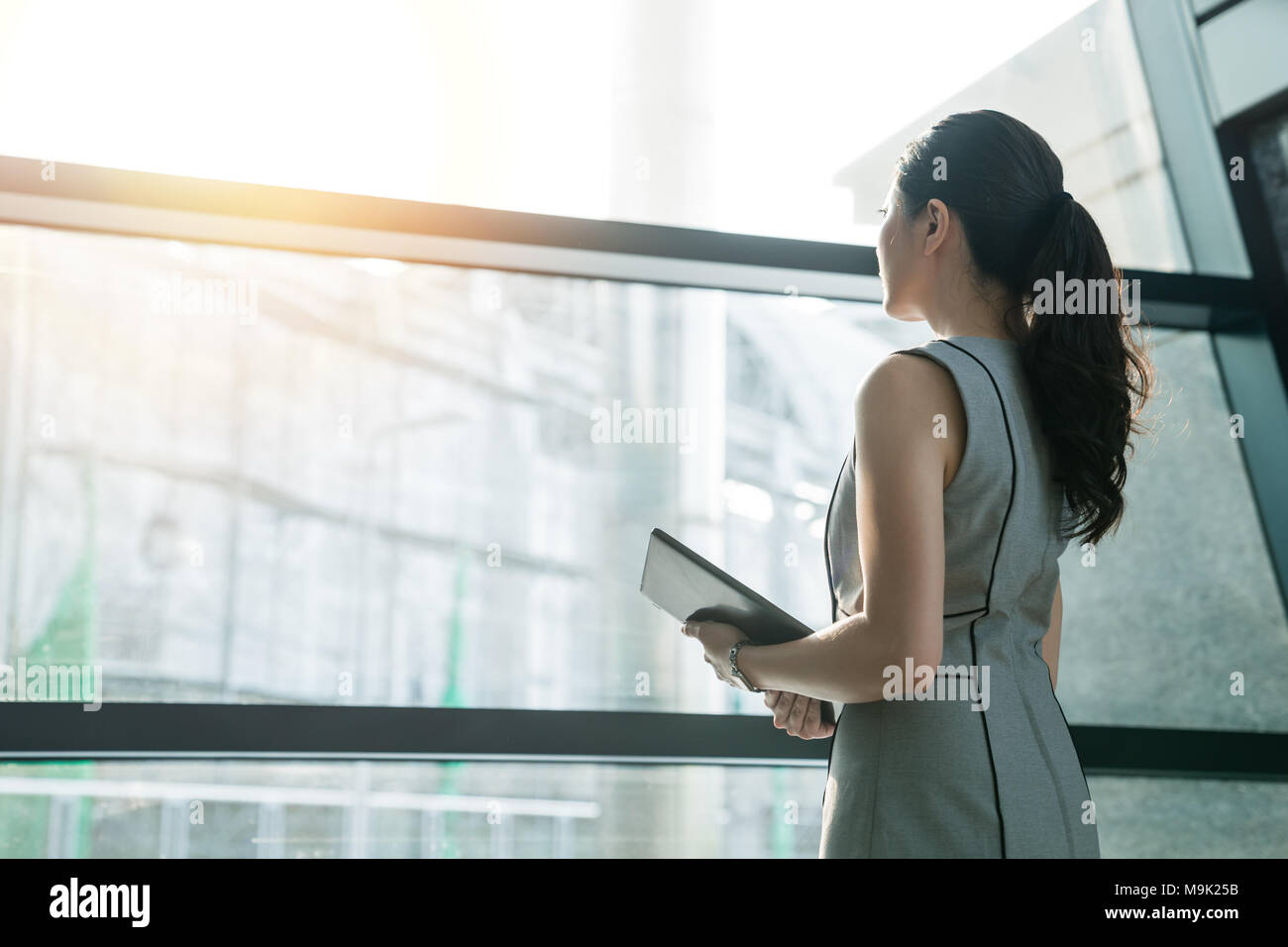 Ein Erfolg der asiatischen Unternehmer Projektplanung vor der Glasfenster im modernen Büro. Stockfoto