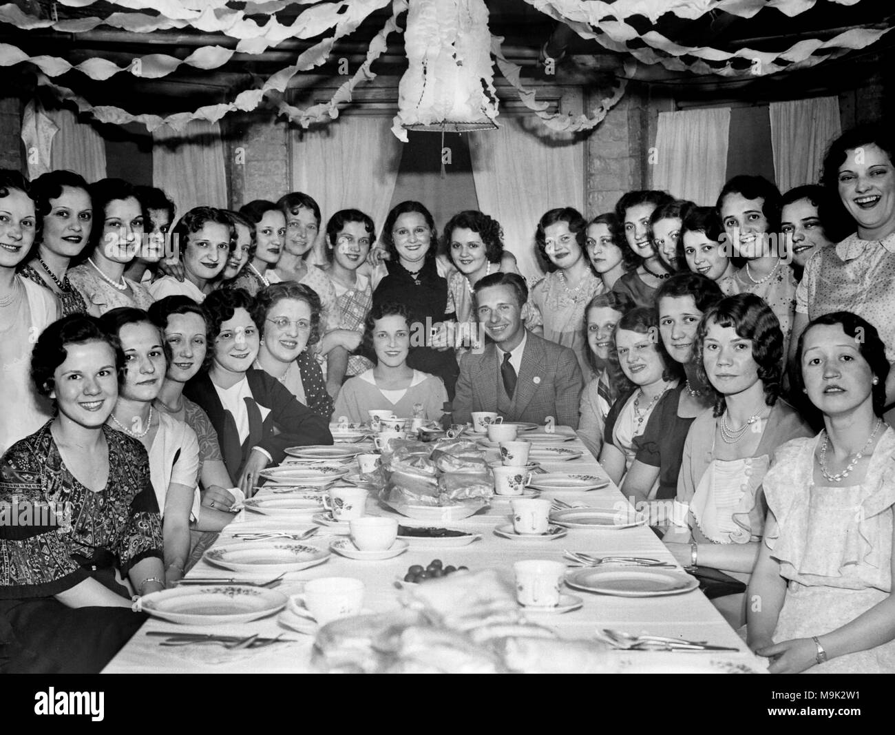 Ein Mann feiert sein Engagement am Mittagessen mit nur Frauen, Ca. 1928. Stockfoto