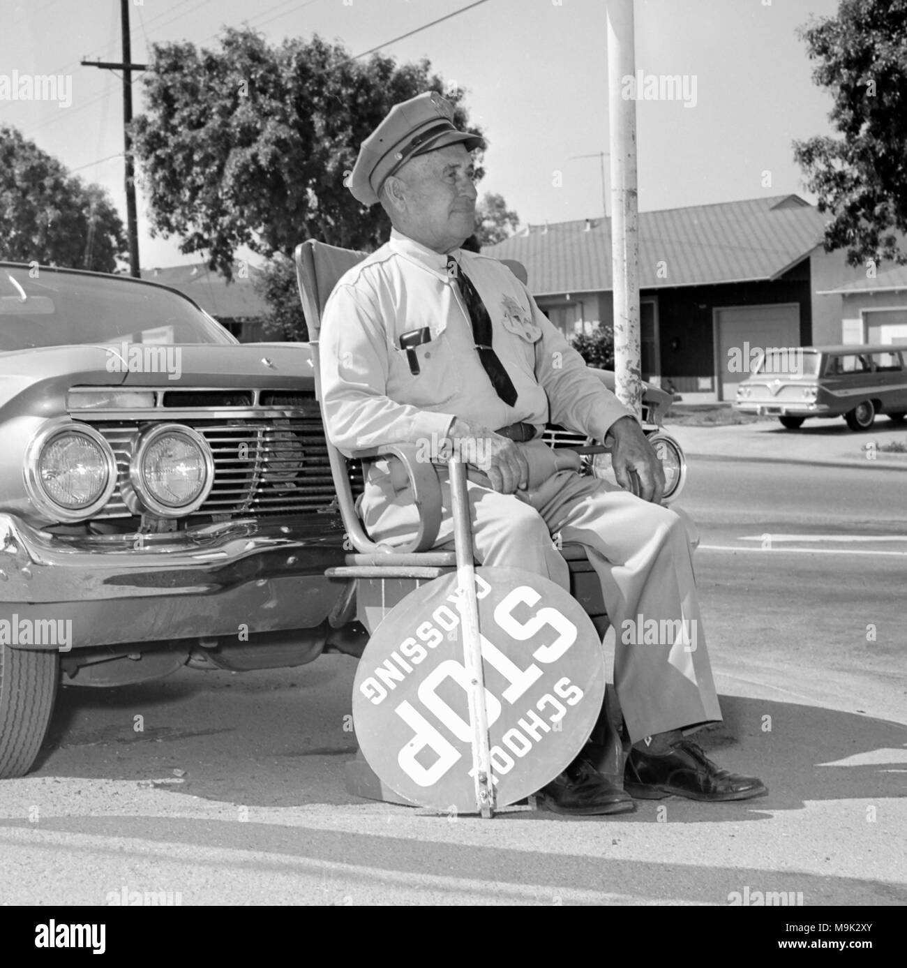 Die California Street Crossing Guard eine Auszeit nimmt, Ca. 1965. Stockfoto