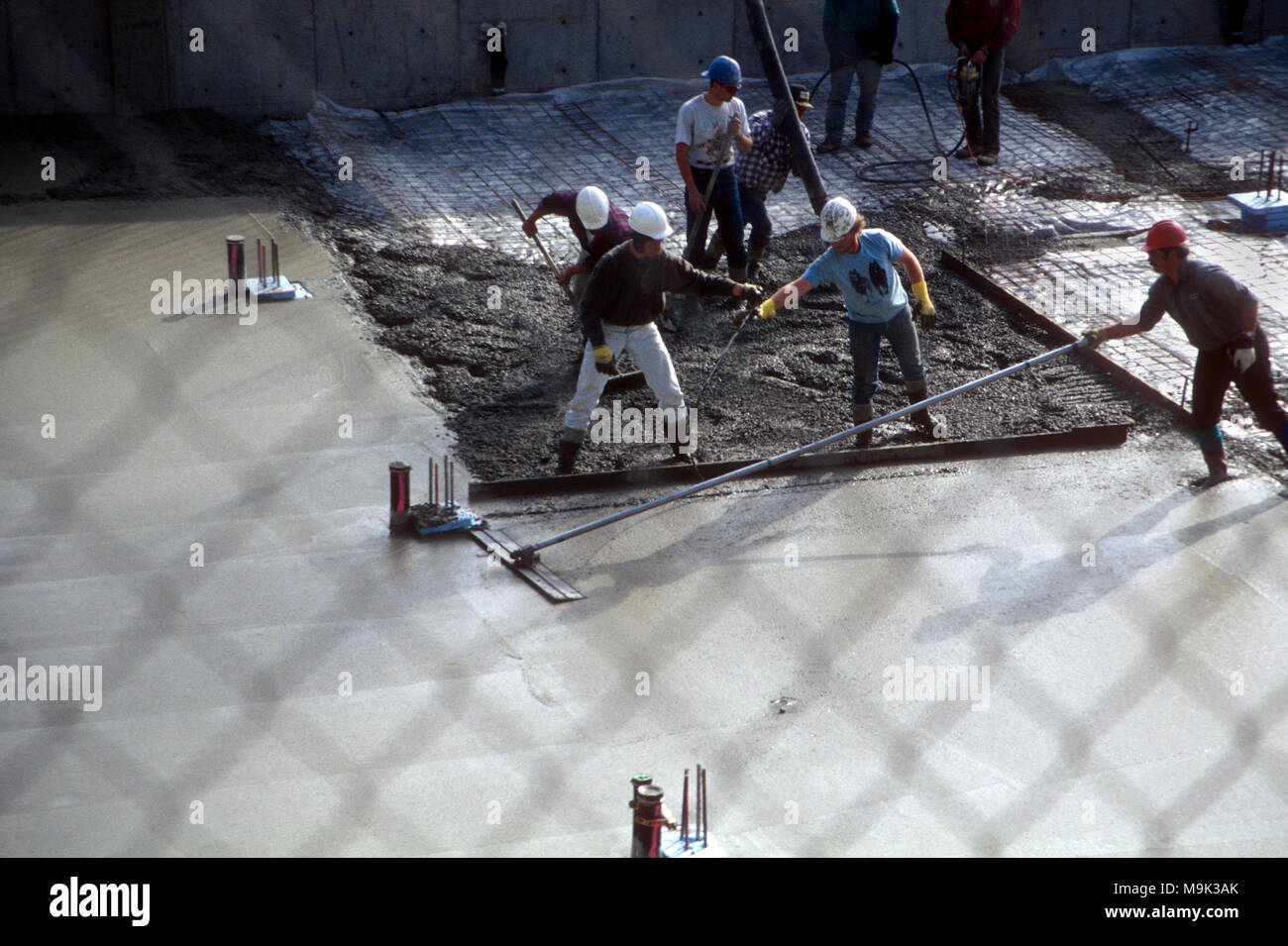 Arbeitnehmer Betonieren für ein neues Gebäude in Seattle. Stockfoto