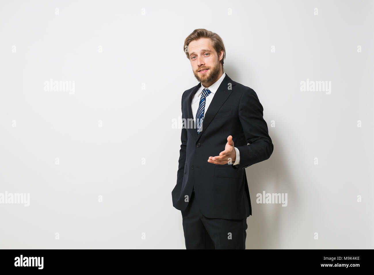 Sicher Mann bereit, ein Angebot oder einen Vertrag abzuschließen, selbstbewusst die Interaktion mit der Kamera, stilvolle blonder Mann mit Bart Stockfoto