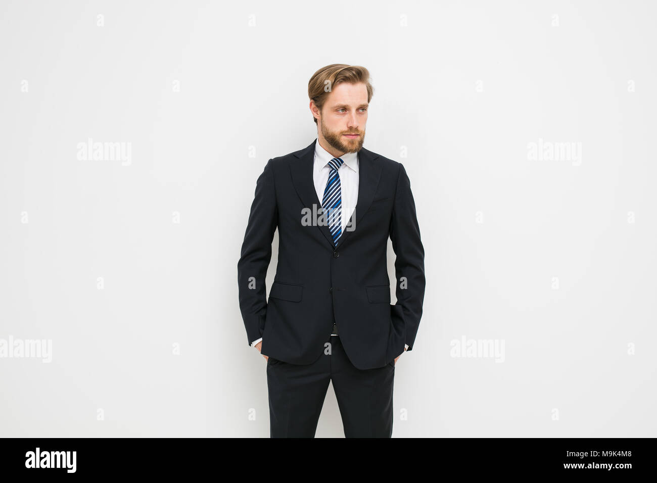 Eleganten Mann Geschaftsmann Stehen Auf Weissen Wand In Anzug Blonder Mann Mit Bart Gut Aussehend Und Cofident Stockfotografie Alamy