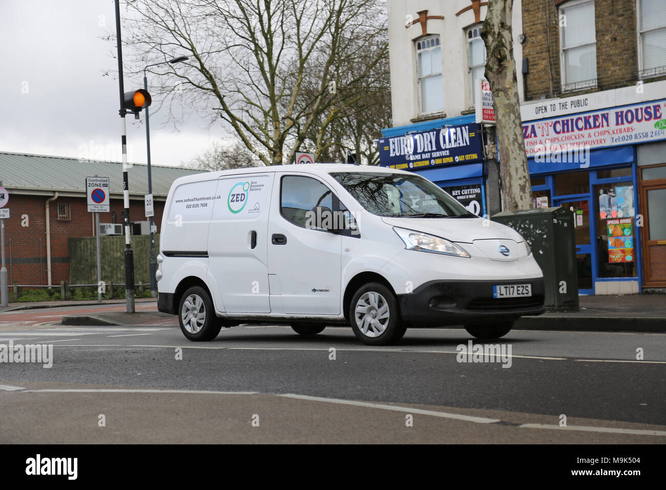 Eine weiße Nissan e-NV200 Elektrische van macht Lieferungen im Norden von London, UK. Marke: Null Emissionen Lieferungen" Stockfoto