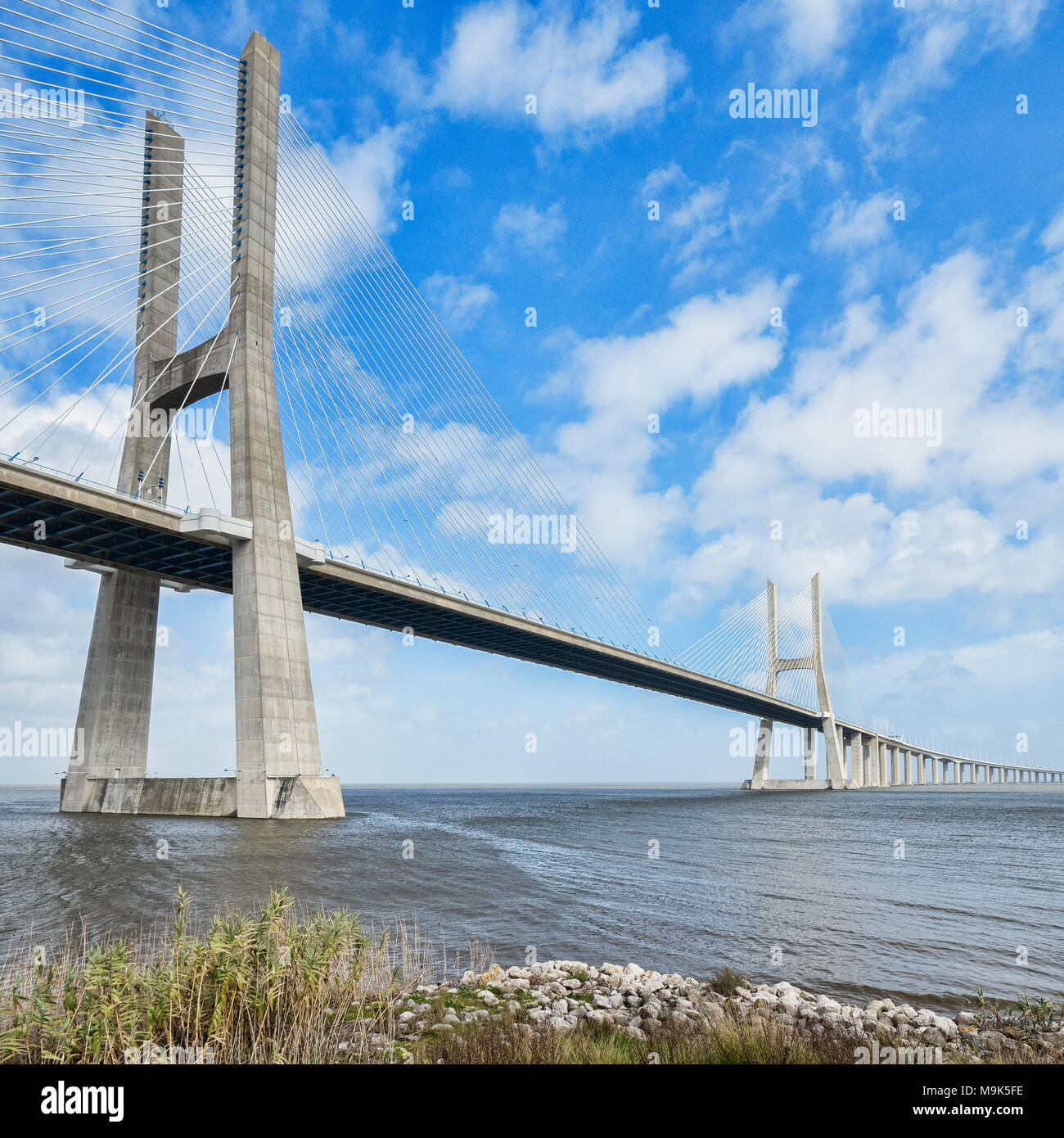 Vasco da Gama Brücke, die 17 km Kabel Brücke überspannt den Fluss Tejo in der Nähe von Lissabon, Portugal verbracht. Stockfoto