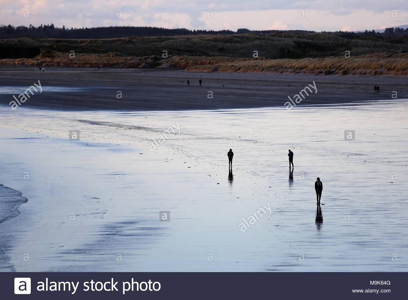 Eine schöne Szene, wie der Tag neigt sich dem Ende zu, der am Ufer des Meeres in der Nähe der Küstenstadt Rosses Point an der Westküste von Irland. Stockfoto