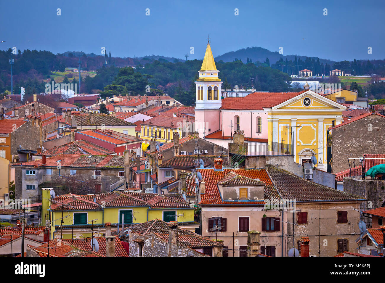 Stadt Porec Dächer und die Küste, Istrien Kroatien Stockfoto