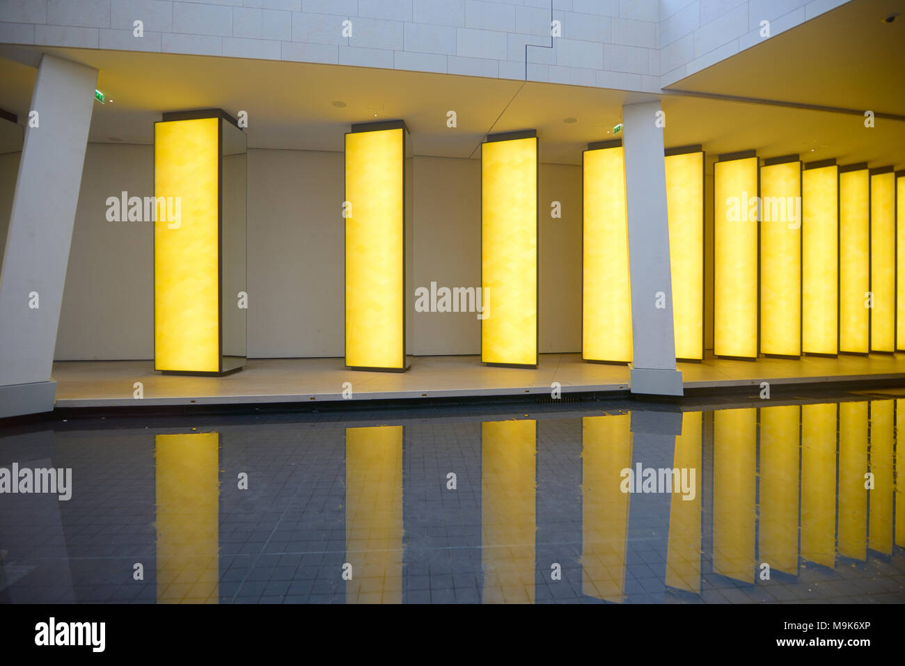 Lichteffekte und dekorative Pool an der Louis Vuitton Stiftung Kunst Museum & Cultural Center (2006-14.4.2006) von Frank Gehry entworfenen, Paris, Frankreich Stockfoto