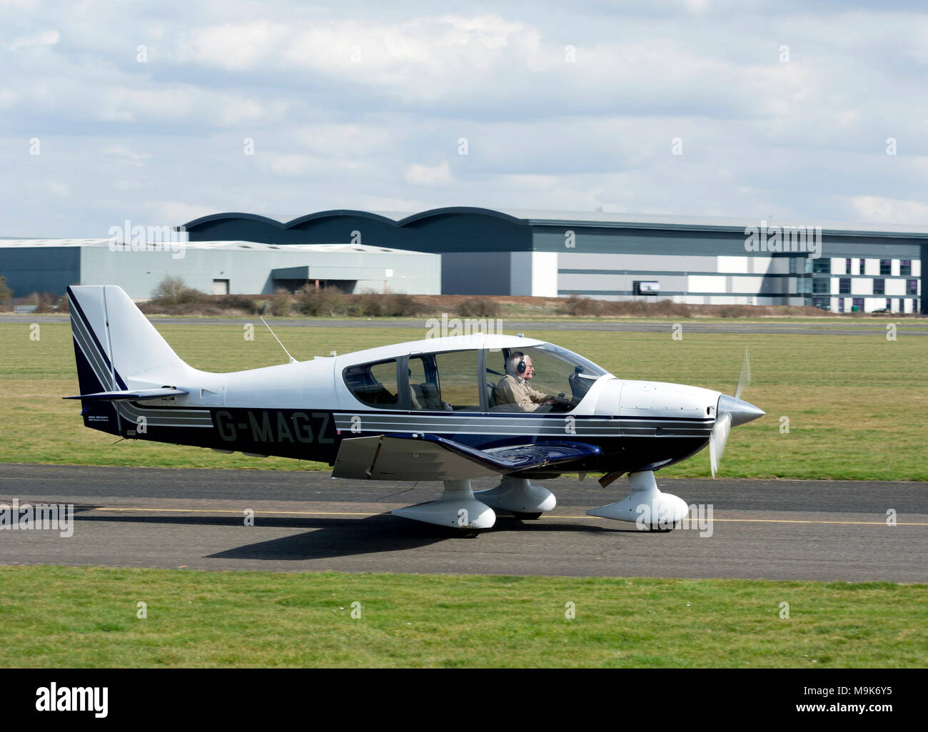 Robin 400-500 Präsident bei Wellesbourne Airfield, Warwickshire, Großbritannien (G-MAGZ) Stockfoto