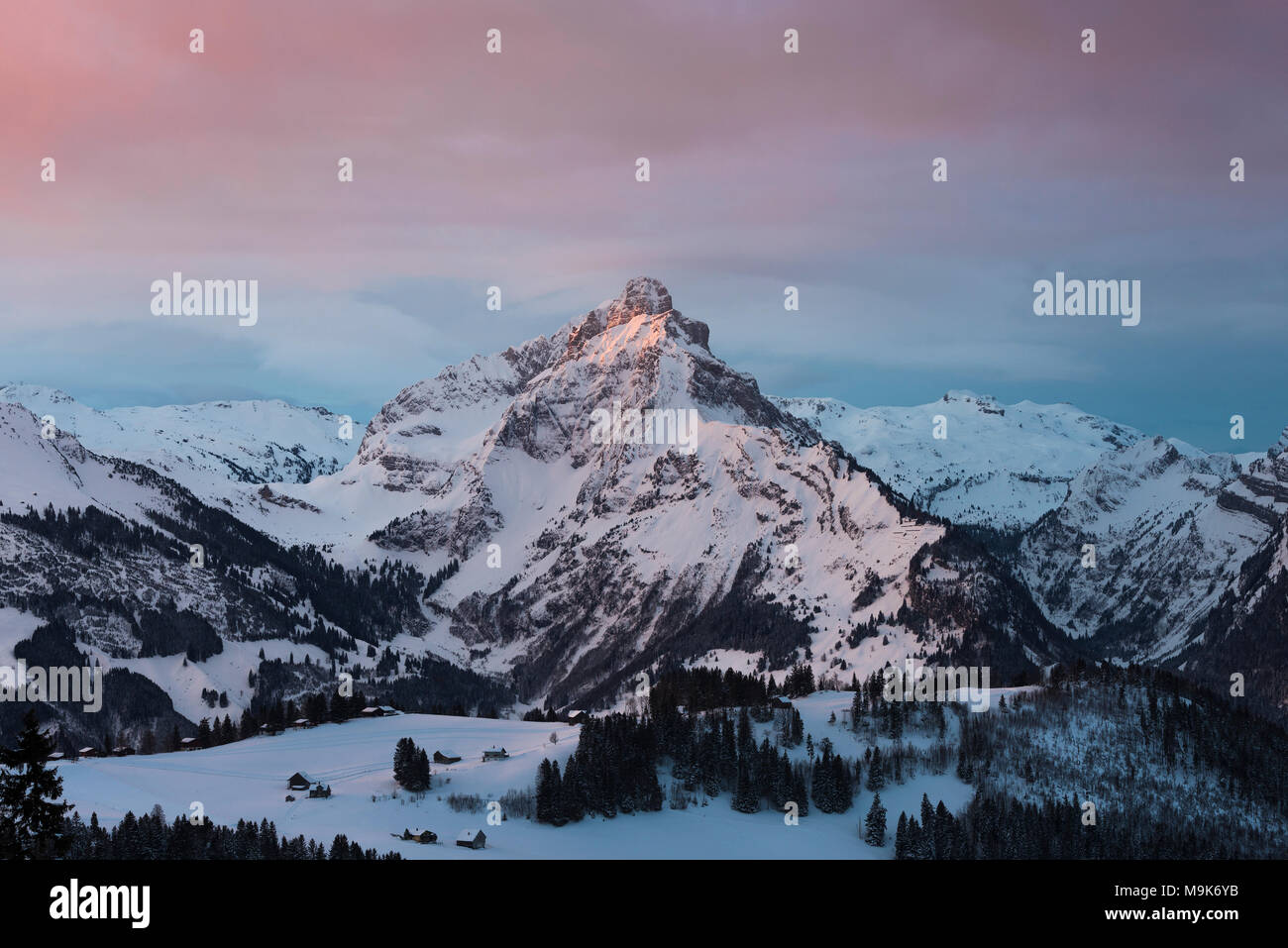 Den Berg Mürtschenstock und gesät abgedeckt Glarner Berge am Walensee glänzt in der Dämmerung im Winter bei Sonnenaufgang, Glarner Alpen, Schweiz Stockfoto