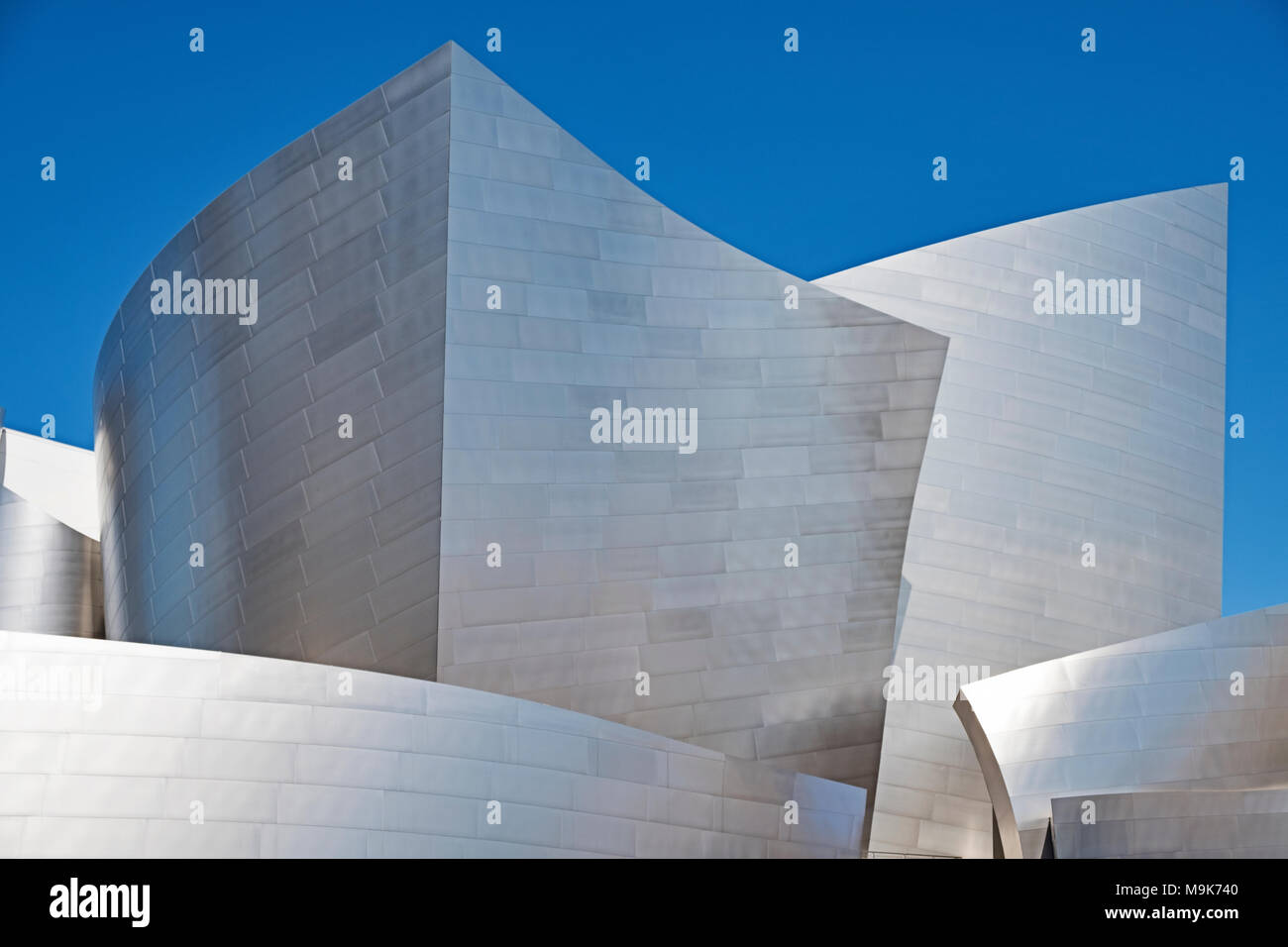 LOS ANGELES, USA - 25. SEPTEMBER 2017: Das Äußere des Main Towers des Walt Disney Philharmonic Hall in Los Angeles, entworfen von Frank Gehry. Stockfoto