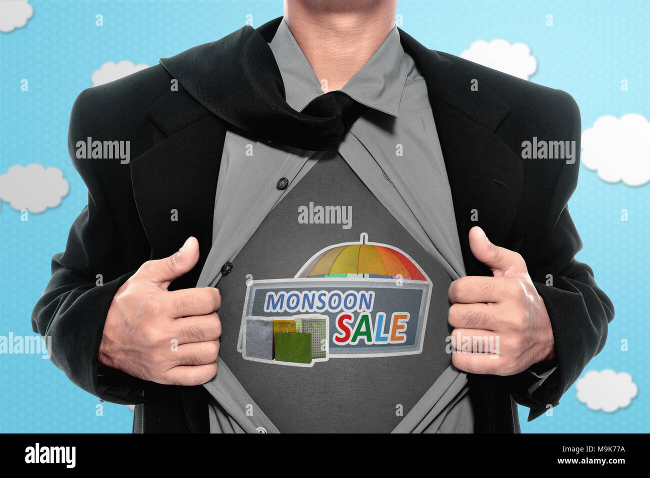 Geschäftsmann abgerissen sein Hemd und zeigte Monsun Verkauf Zeichen. Monsun verkauf Konzept Stockfoto