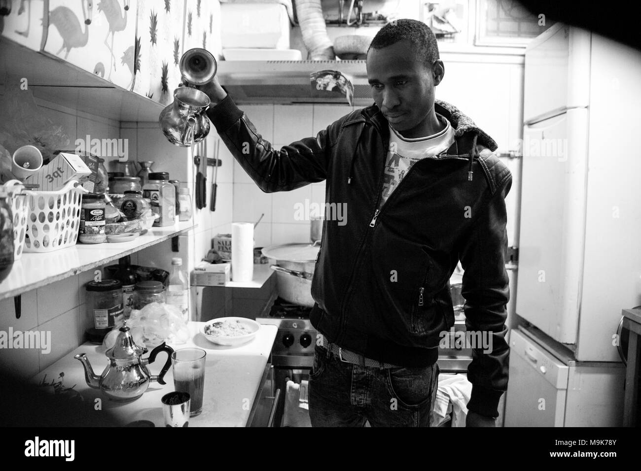 Junge Der imperia Sprar aus Mali bereitet Pfefferminztee bei einem Abendessen in der arci Camalli am 3. Februar 2018 organisierte Stockfoto
