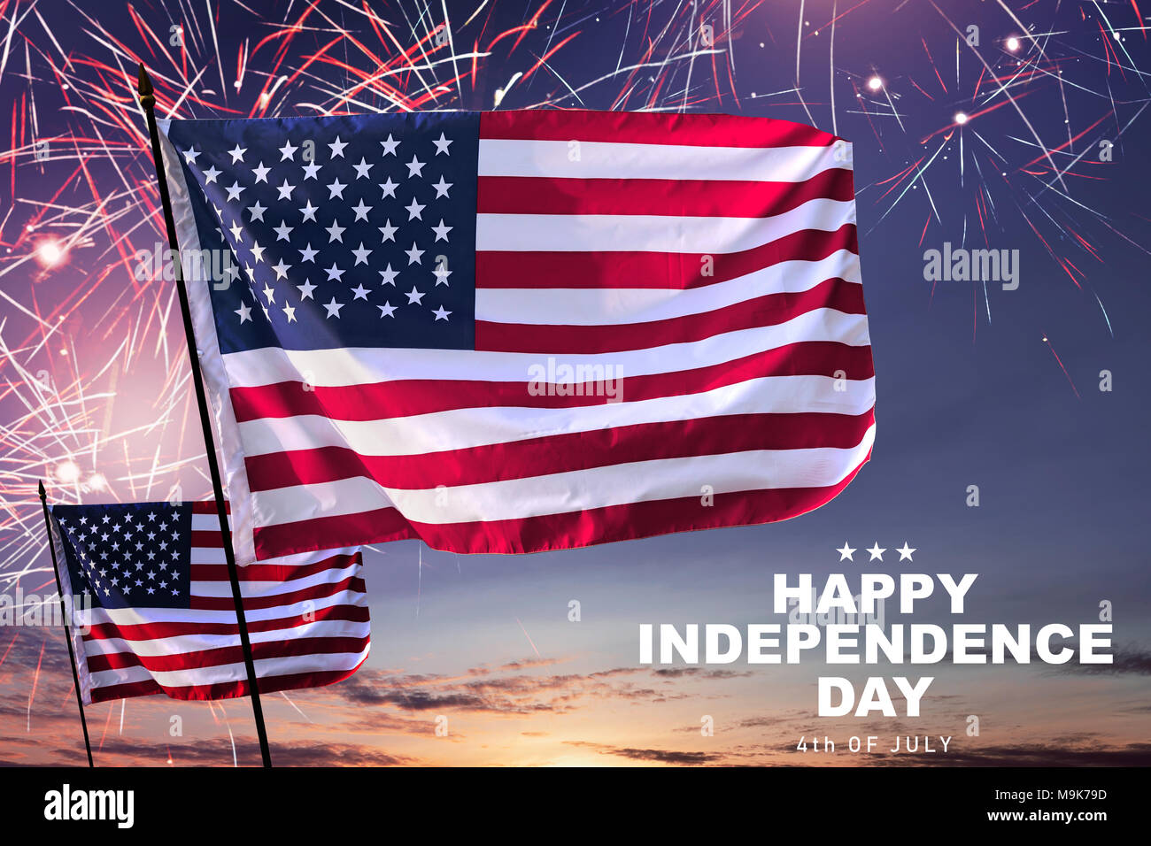 Wehende amerikanische Flagge mit Feuerwerk im Hintergrund. Happy Independence day Stockfoto
