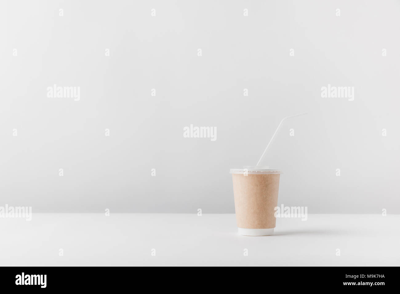 Ein Tasse Kaffee auf weißen Tischplatte Stockfoto