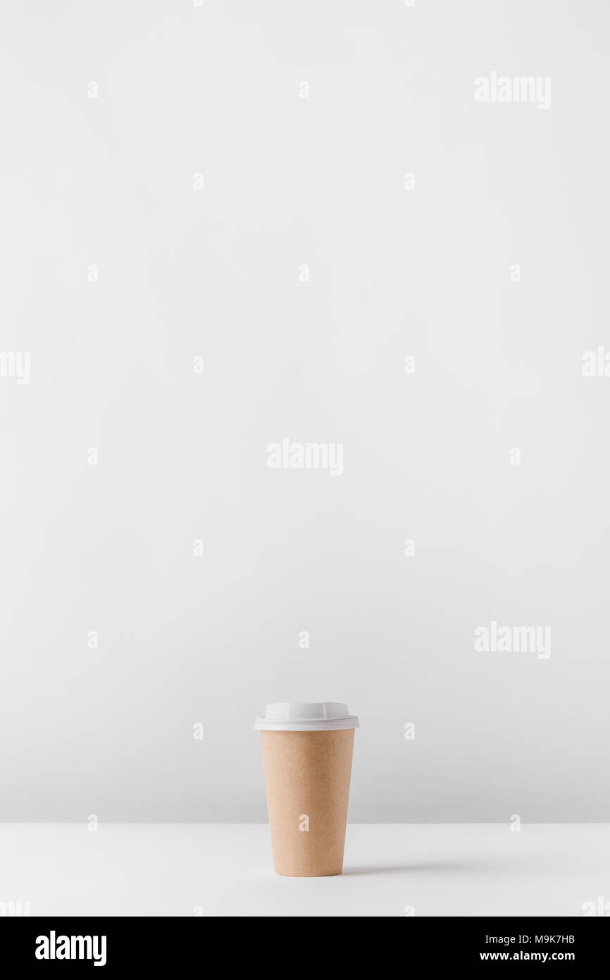 Ein Tasse Kaffee auf weißen Tisch Stockfoto
