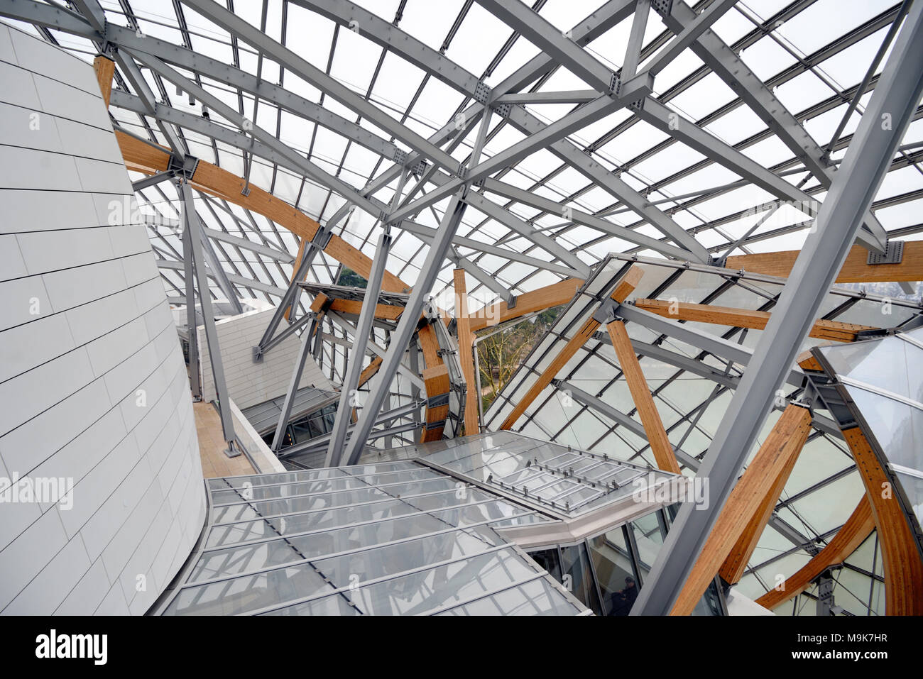 Dachkonstruktion des Louis Vuitton Stiftung Kunst Museum & Cultural Center (2006-14.4.2006) von Frank Gehry entworfenen, Paris, Frankreich Stockfoto