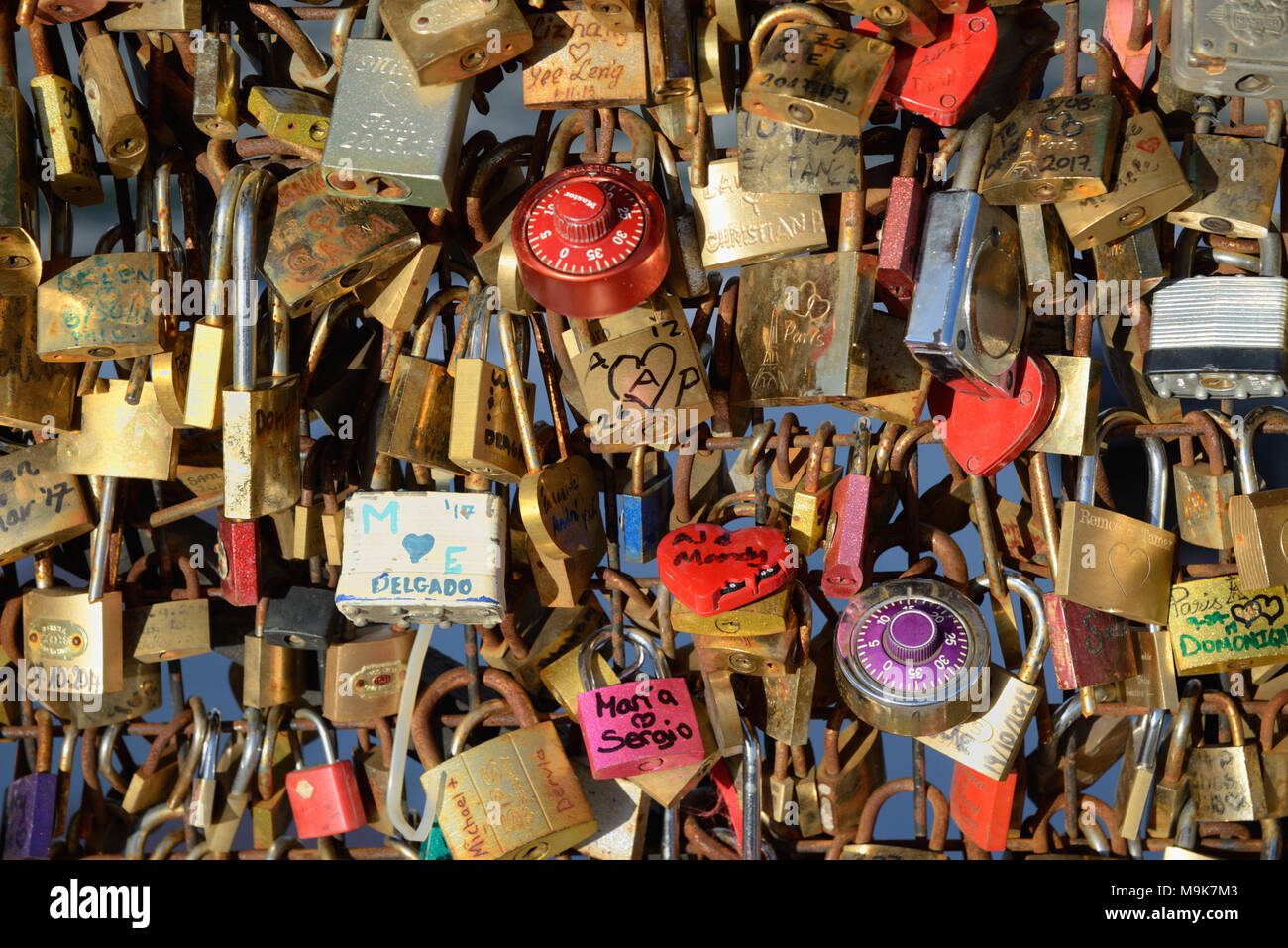 Liebe Schlösser oder Liebe Vorhängeschlössern abgeschlossen auf der Pont Neuf Paris Frankreich Stockfoto