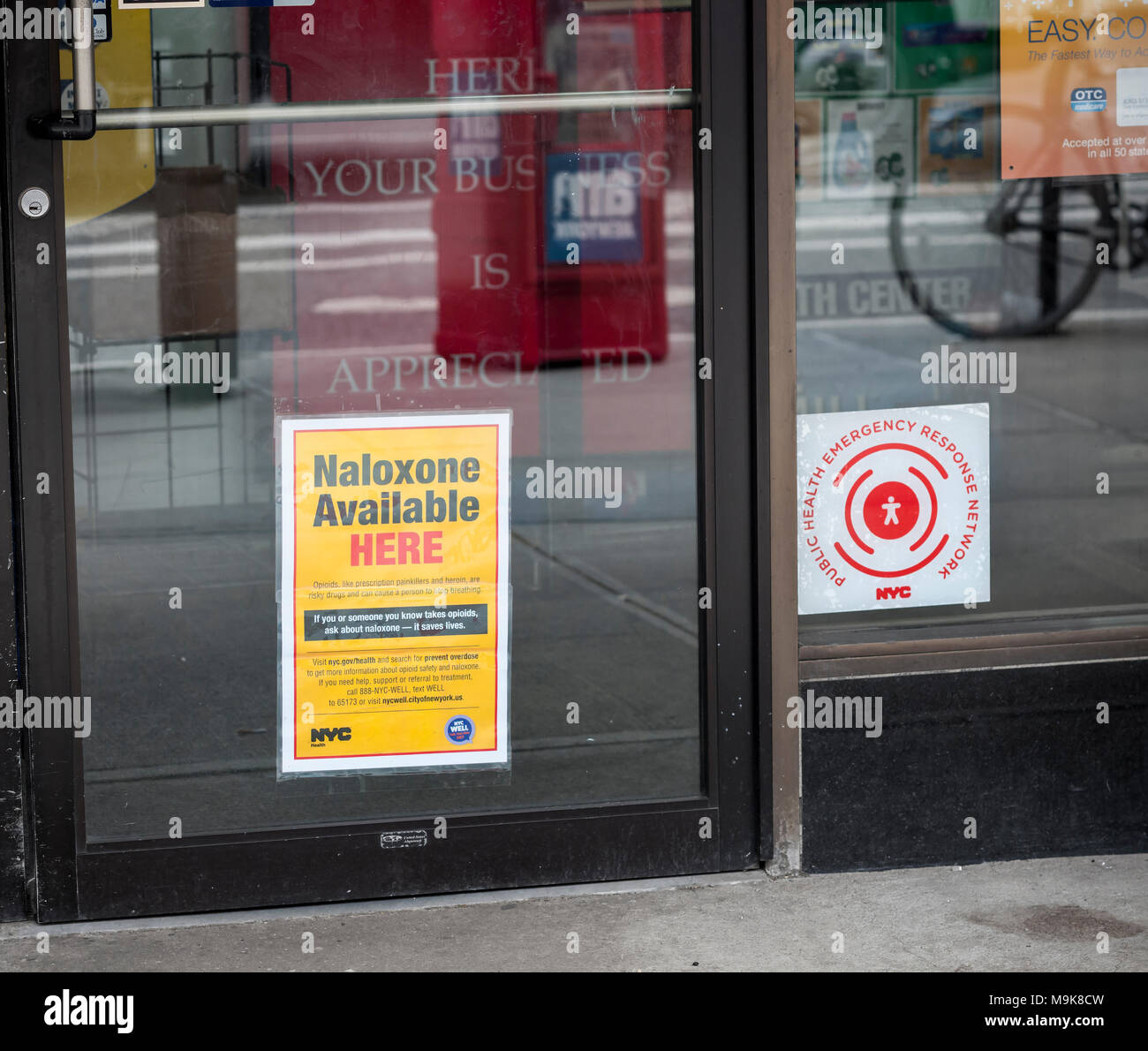 Ein Schild an der Tür einer Apotheke in New York am Dienstag, 20. März 2018 informiert, dass der Speicher trägt Naloxon, einem Medikament zur Behandlung von opioid Überdosen zu behandeln. Präsident Donald Trump hat kürzlich bekannt gegeben, dass als Teil seines Plans opioid Krise des Landes er versuchen wird, eine Erweiterung der Todesstrafe zu bekämpfen. (Â© Richard B. Levine) Stockfoto