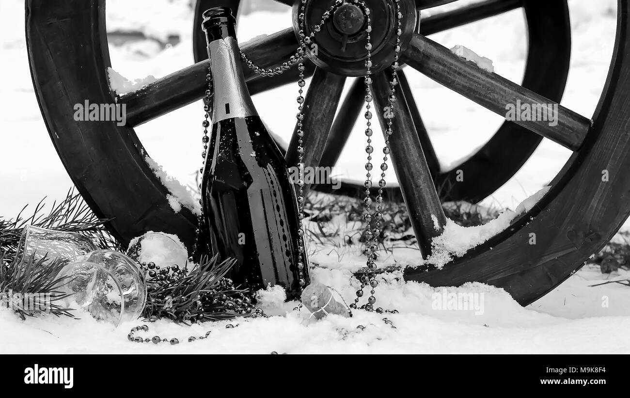 Champagner und Weihnachtsschmuck schwarz-weiss Poster. Stockfoto