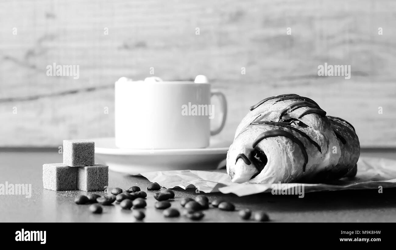 Croissants mit Schokolade auf dem Tisch schwarz-weiss Poster. Stockfoto