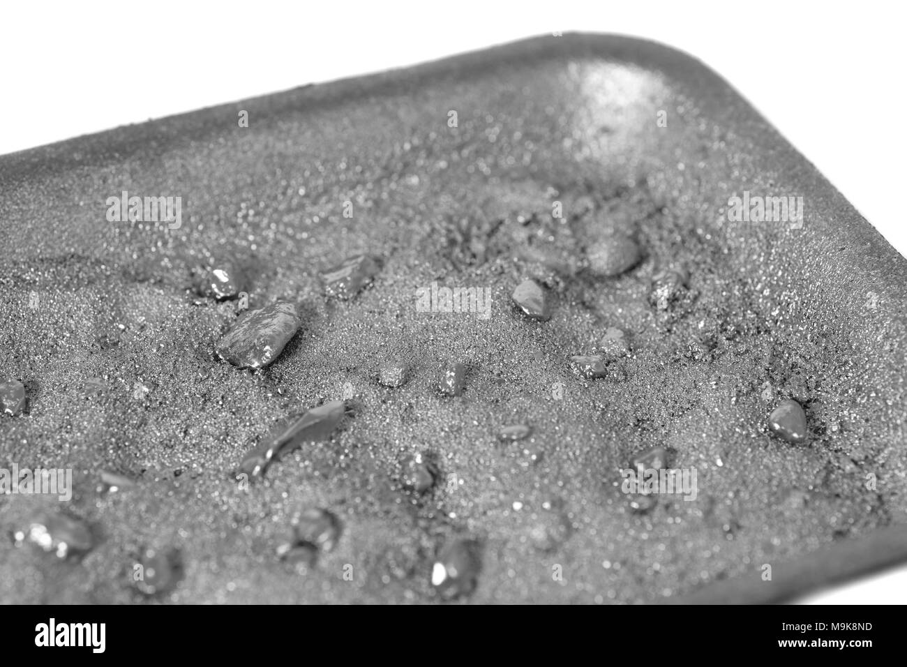 Silber Nuggets auf Grunge waschen Pan mit Sand auf Weiß Stockfoto