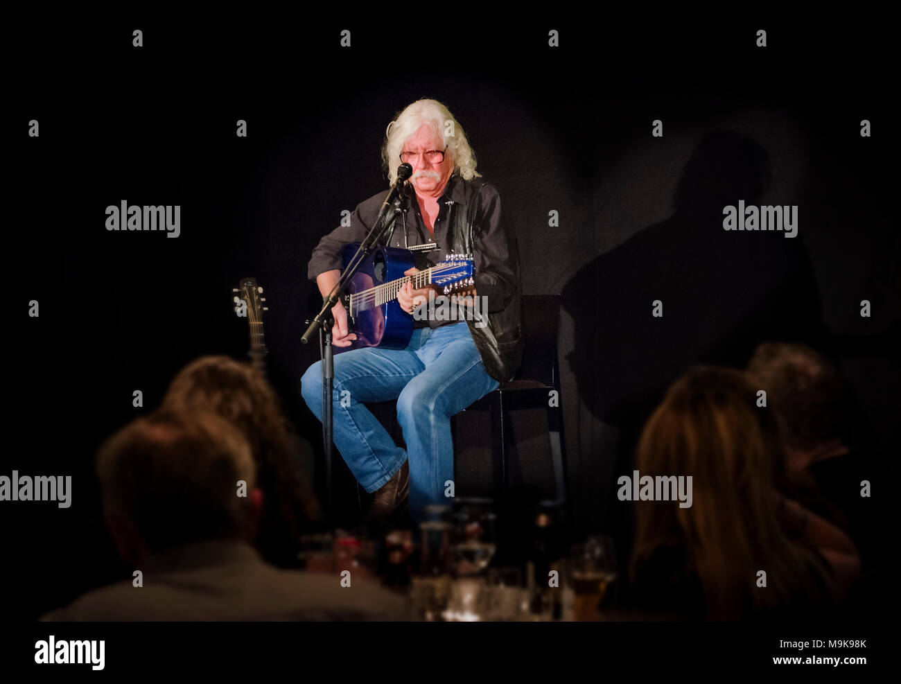 Arlo Guthrie auf der Bühne in Örebro, Schweden Stockfoto