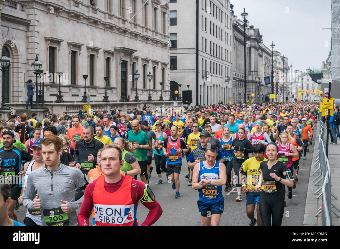 25. März 2018 - London, UK. Läufer in Central London an Londoner Sehenswürdigkeiten Halbmarathon. Stockfoto