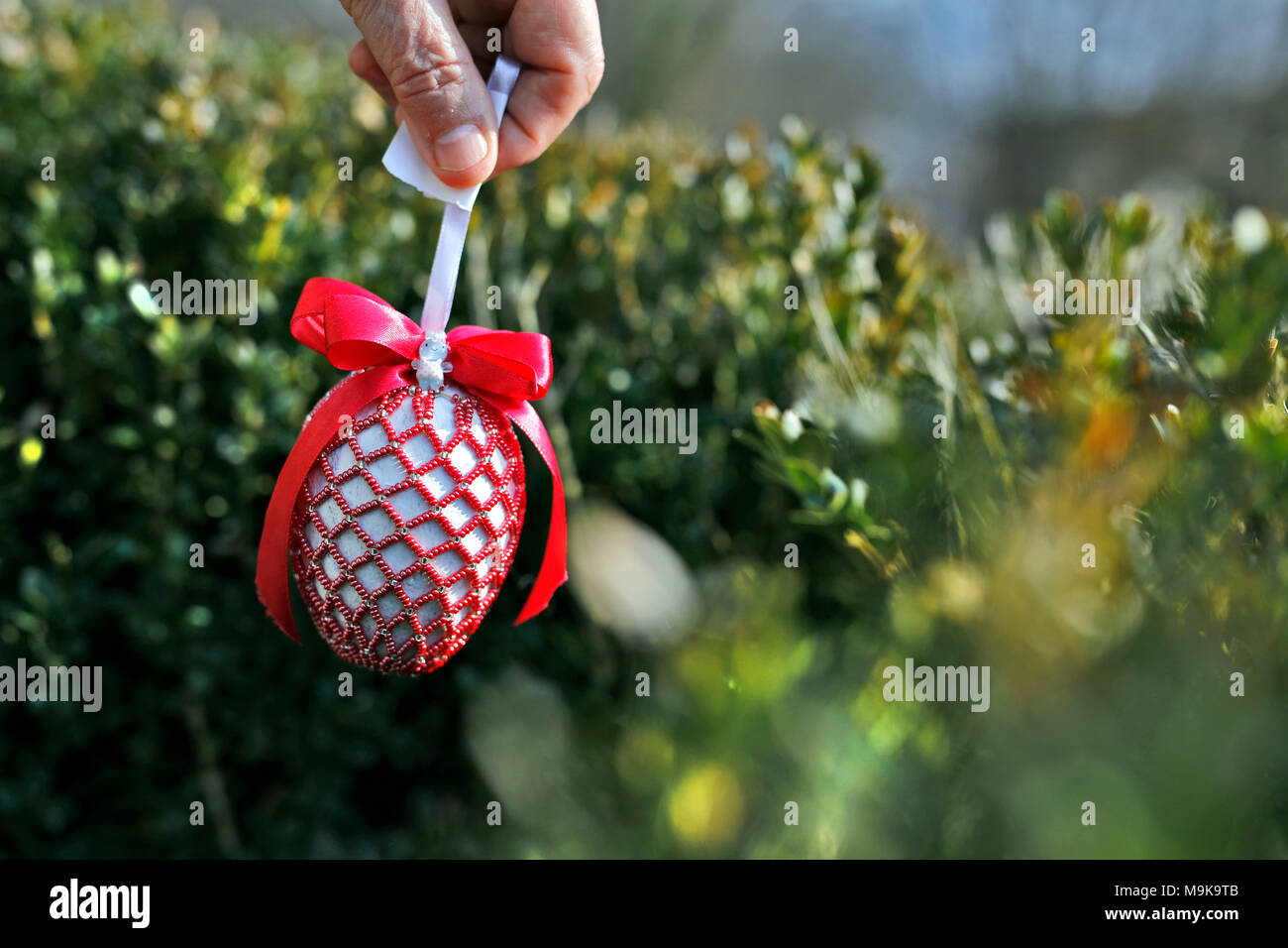 Frau mit Geschmückt Osterei. Stockfoto