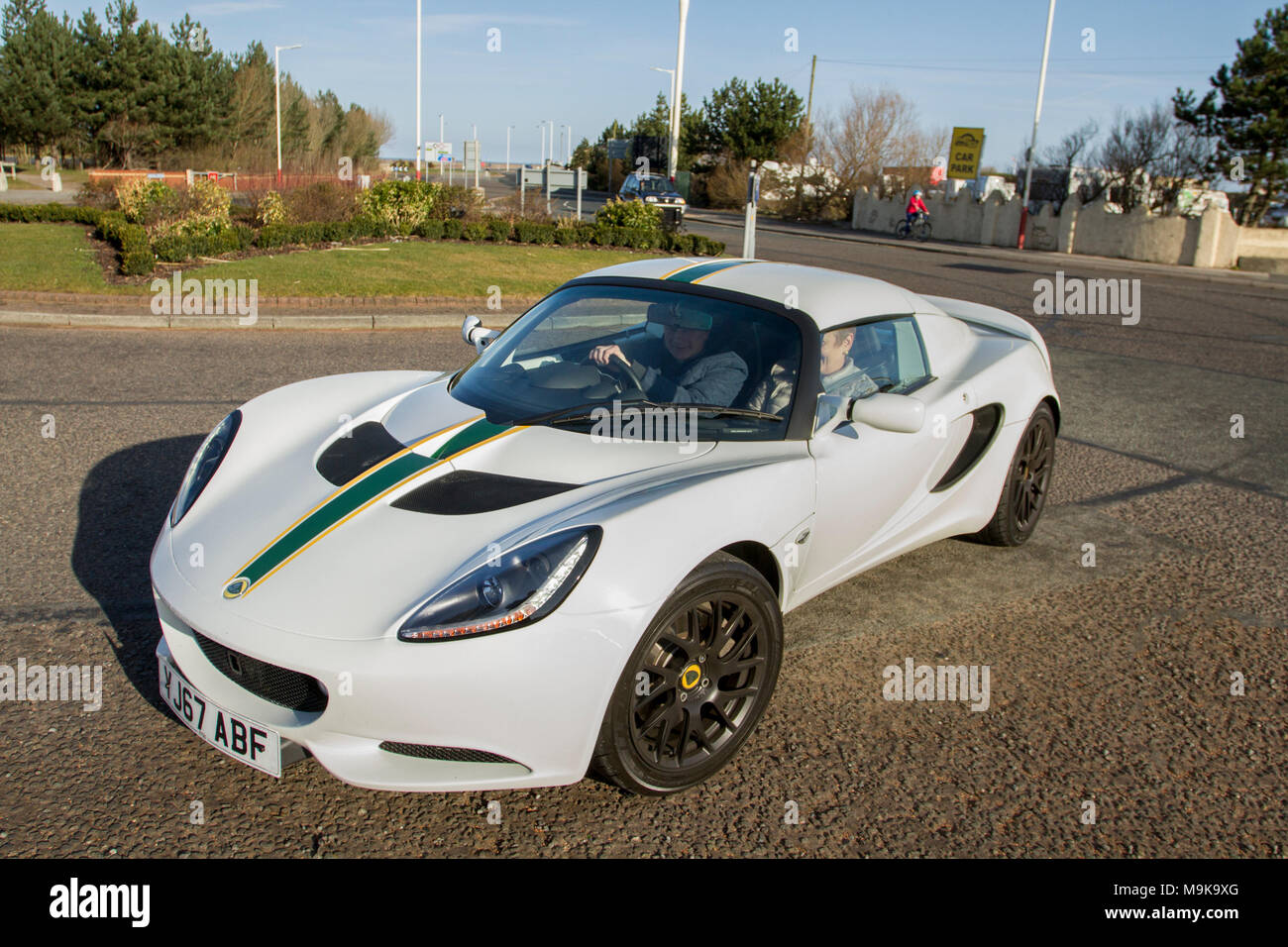 2017 White Lotus Elise S 1798cc Benzin-Roadster auf der North-West Supercar Veranstaltung als Autos und Touristen in der Küstenresorts ankommen Supercars sind Stoßstange an Stoßstange an der Strandpromenade als Klassiker & Sportwagen-Enthusiasten genießen einen Tag fahren. Stockfoto