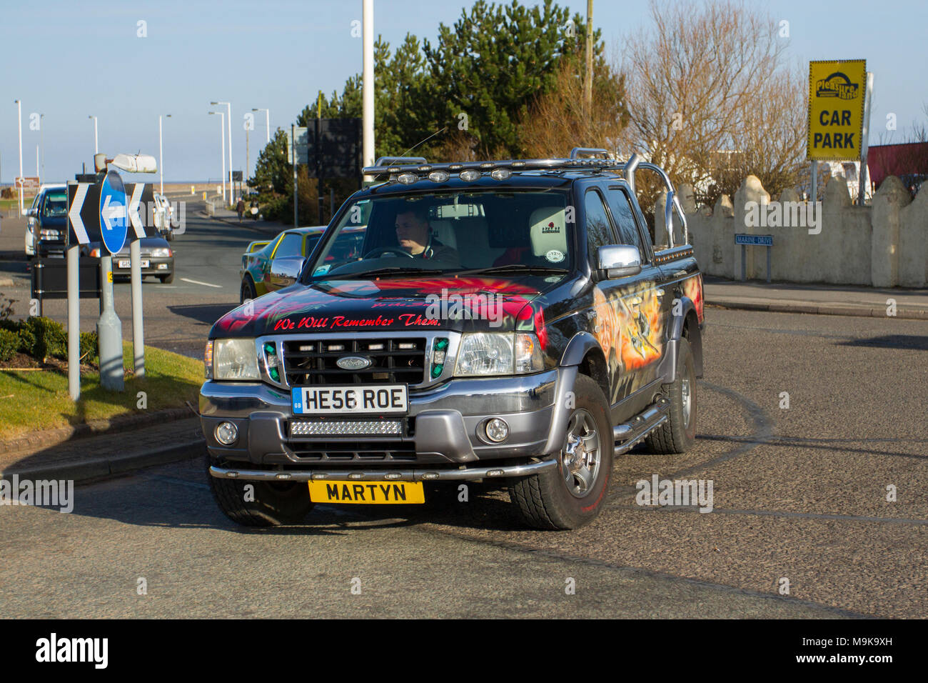 2006 schwarz Custom Ford Ranger mit Flamme Kriegsgedenken Aufkleber, selbstklebende Zeichen Vinyl, Fahrzeug Lackierung, Wandkunst, Fahrzeugverpackung, Flotte, Gewerblich, Fahrzeugverpackung am Southport, Stockfoto