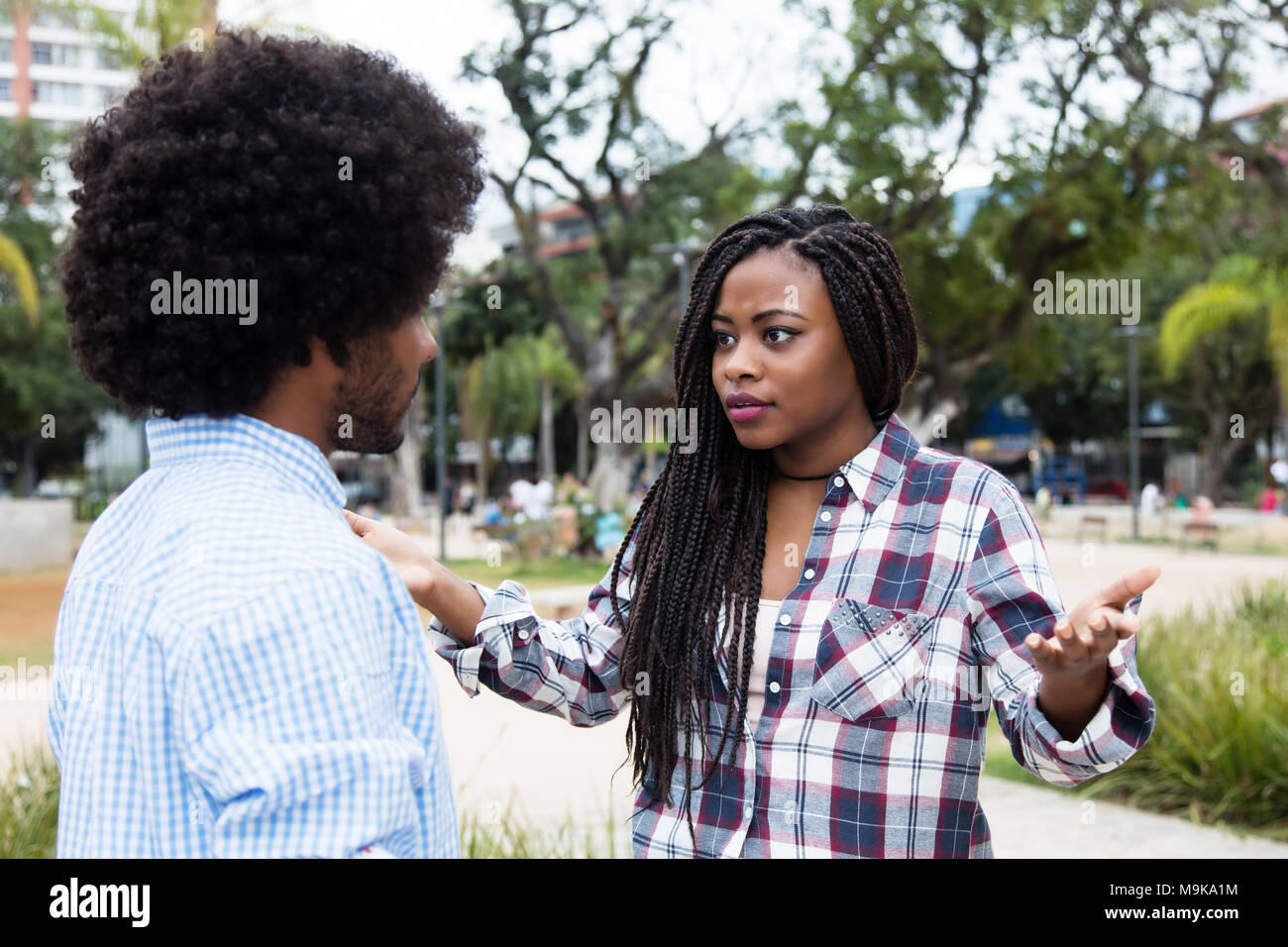 Afrikanische amerikanische Paar mit Beziehung Schwierigkeiten im Freien in der Stadt Stockfoto