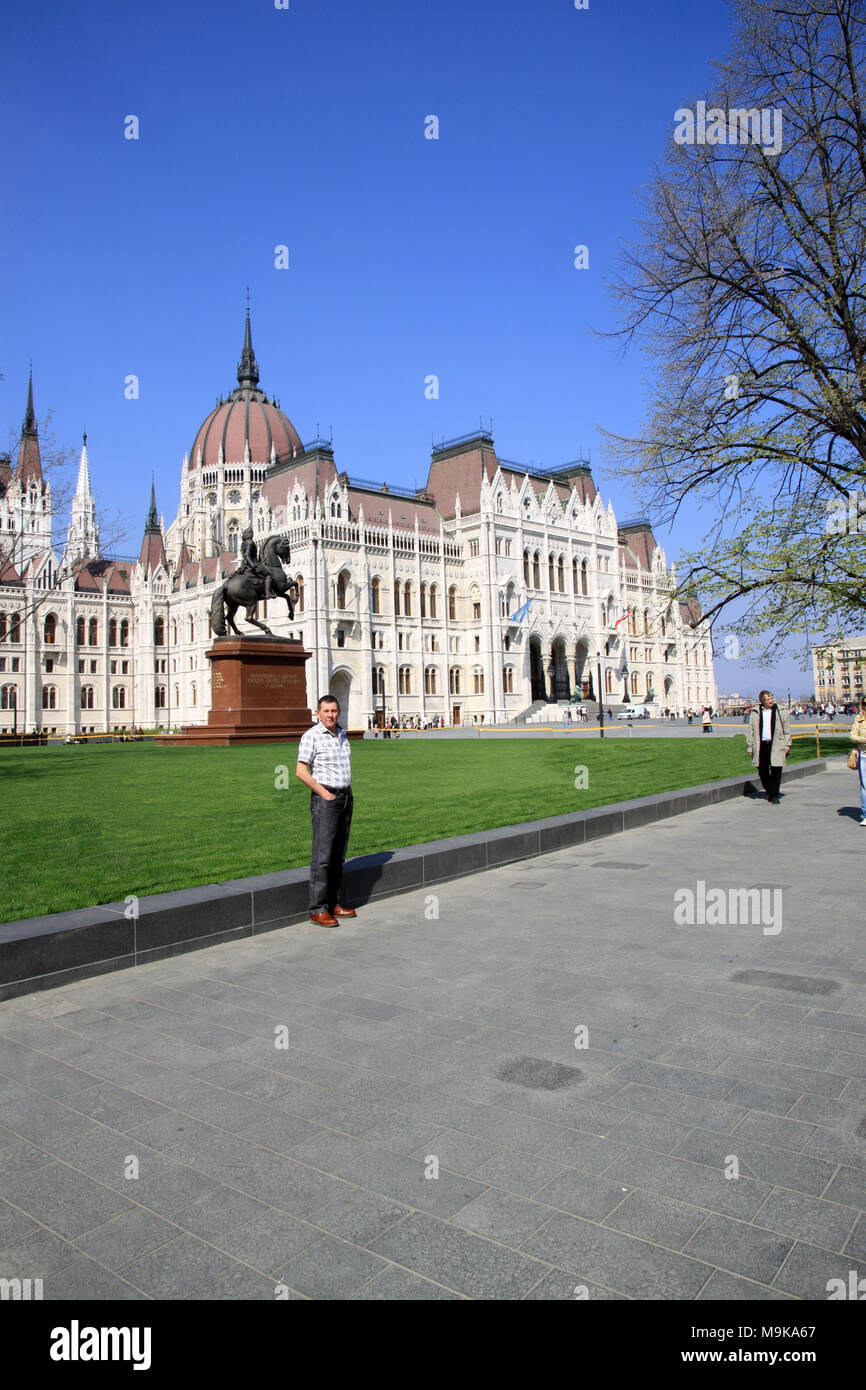 Ansicht des ungarischen Parlaments Gebäude in der Hauptstadt Budapest Ungarn, die ungarische Regierung mit Touristen und Urlauber Stockfoto