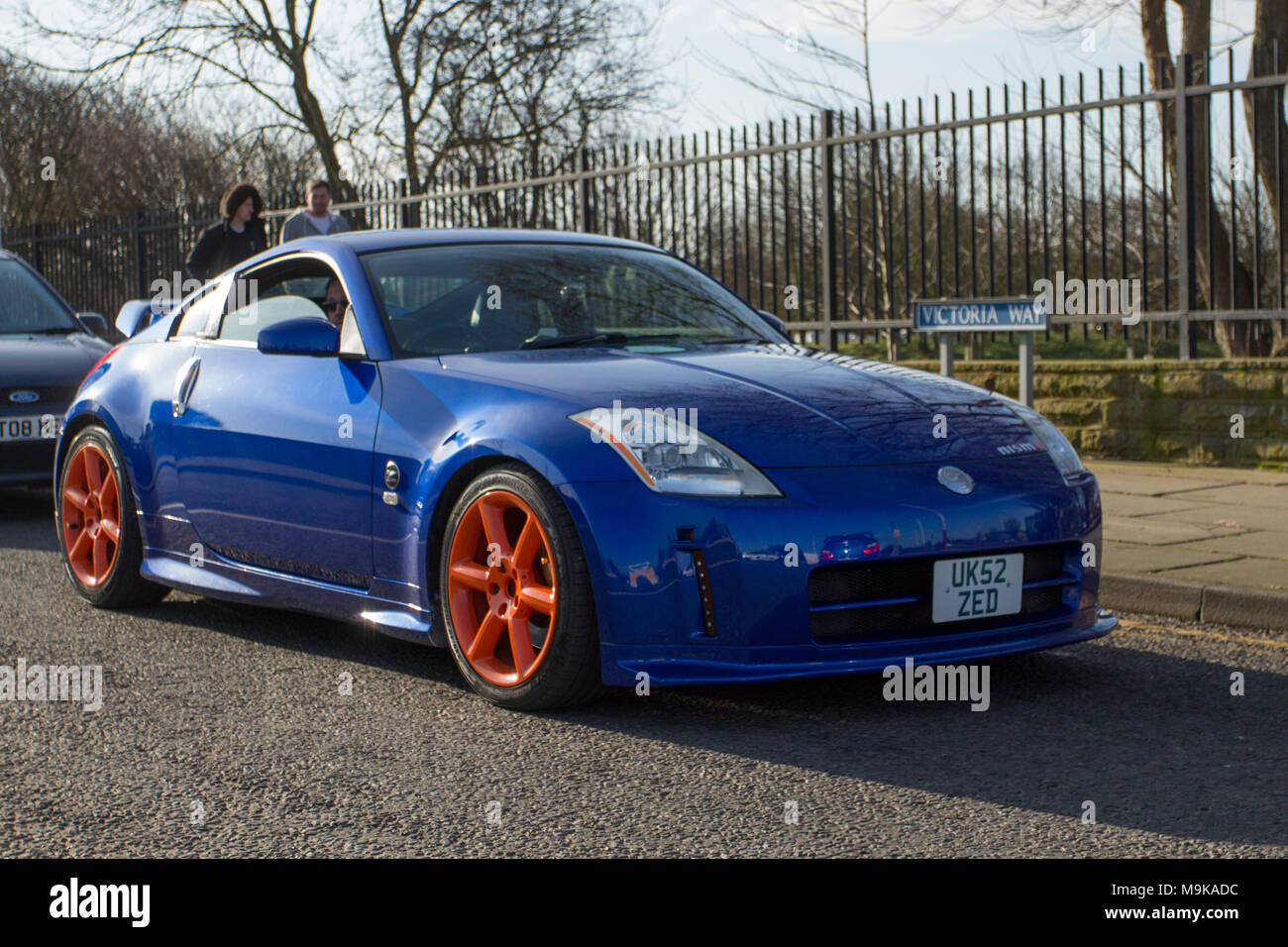 2002 (52) blau Nissan 350 Z 3500cc Benzin Coupé auf der North-West Supercar Veranstaltung als Autos und Touristen in der Küstenstadt an einem warmen Frühlingstag ankommen. Supercars sind von Stoßstange zu Stoßstange an der Strandpromenade, während Liebhaber von Oldtimern und Oldtimern einen Tag lang fahren. Stockfoto