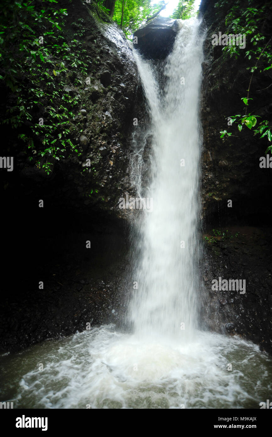 Versteckten Wasserfall, auch als Catarata Escondida bekannt, ist eine von fünf Wasserfälle bei Viento Fresko in Costa Rica. Stockfoto
