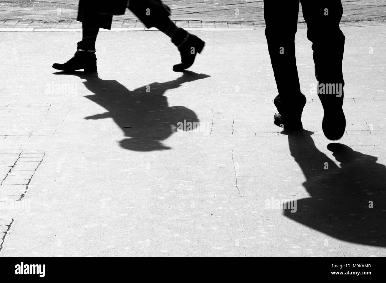 Unscharfe silhouette Schatten von Mann und Frau auf Stadt Bürgersteig in Schwarz und Weiß Stockfoto