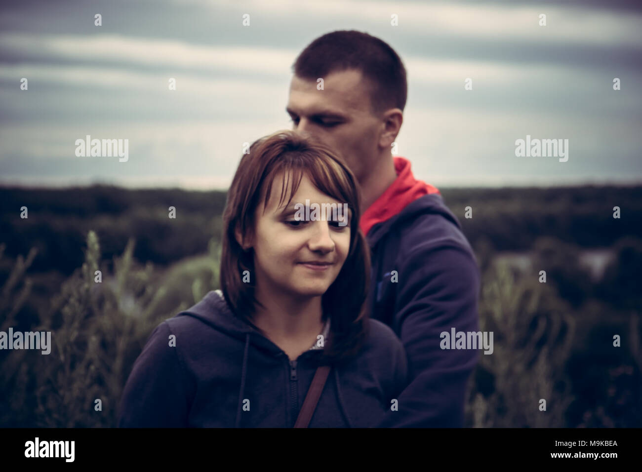 Junges Paar Mann Frau zusammen gegenüber dramatischen Himmel Konzept liebe Zweisamkeit Vergebung Stockfoto