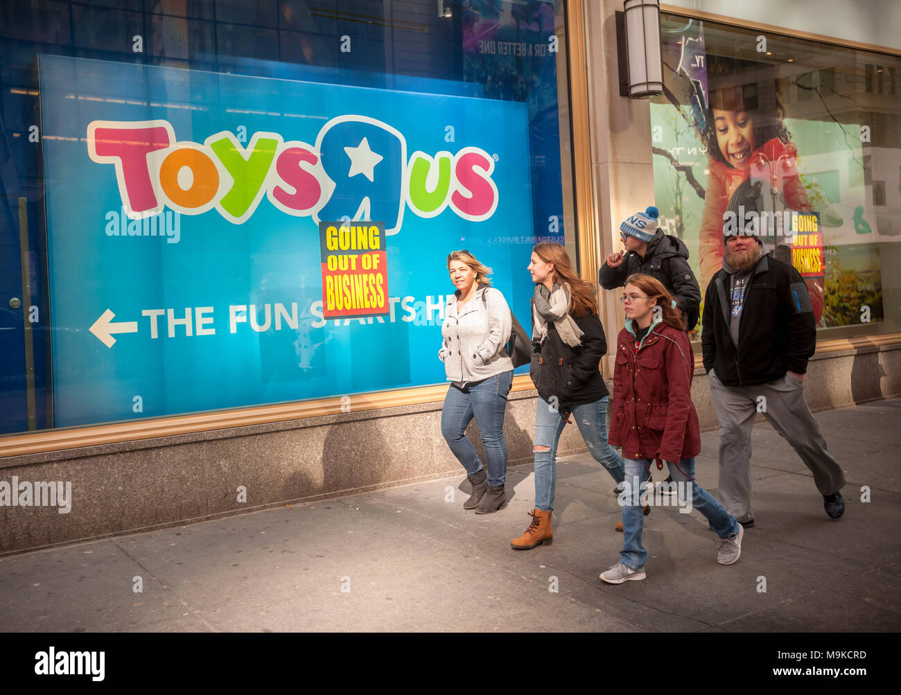 Schilder auf dem Fenster der Toys R Us store am Times Square in New York am Freitag, 23. März 2018 bekannt geben, dass der Laden geschlossen wird und die Liquidation hat begonnen. Toys R Us ist zu liquidieren und schließen alle 735 seiner Stores in den USA. Der CEO von MGA Entertainment, Isaac Larian, dem Hersteller der Bratz Puppen, kündigte eine Bürgschaft von 200 Millionen $, und die Schaffung eines GoFundMe Kampagne, auf etwa 400 der 735 Filialen schliessen speichern. (© Richard B. Levine) Stockfoto