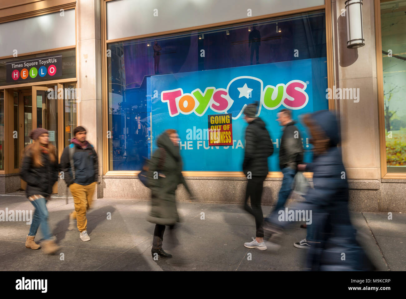 Schilder auf dem Fenster der Toys R Us store am Times Square in New York am Freitag, 23. März 2018 bekannt geben, dass der Laden geschlossen wird und die Liquidation hat begonnen. Toys R Us ist zu liquidieren und schließen alle 735 seiner Stores in den USA. Der CEO von MGA Entertainment, Isaac Larian, dem Hersteller der Bratz Puppen, kündigte eine Bürgschaft von 200 Millionen $, und die Schaffung eines GoFundMe Kampagne, auf etwa 400 der 735 Filialen schliessen speichern. (© Richard B. Levine) Stockfoto