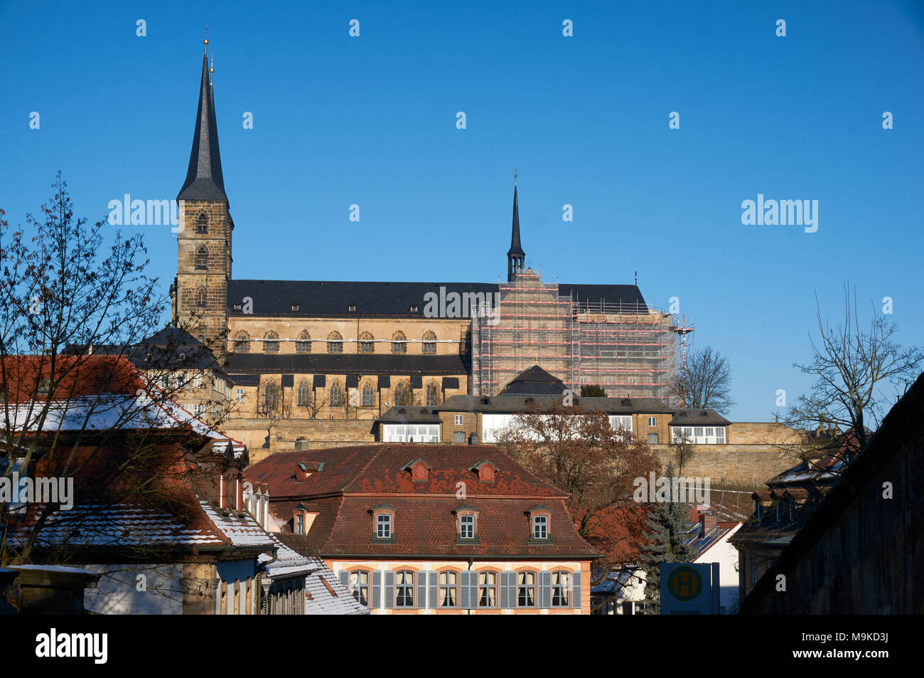 Bamberg, Deutschland - Januar 22, 2017: Kloster Michelsberg auf der Spitze des Hügels, aus der Ferne gesehen. Stockfoto