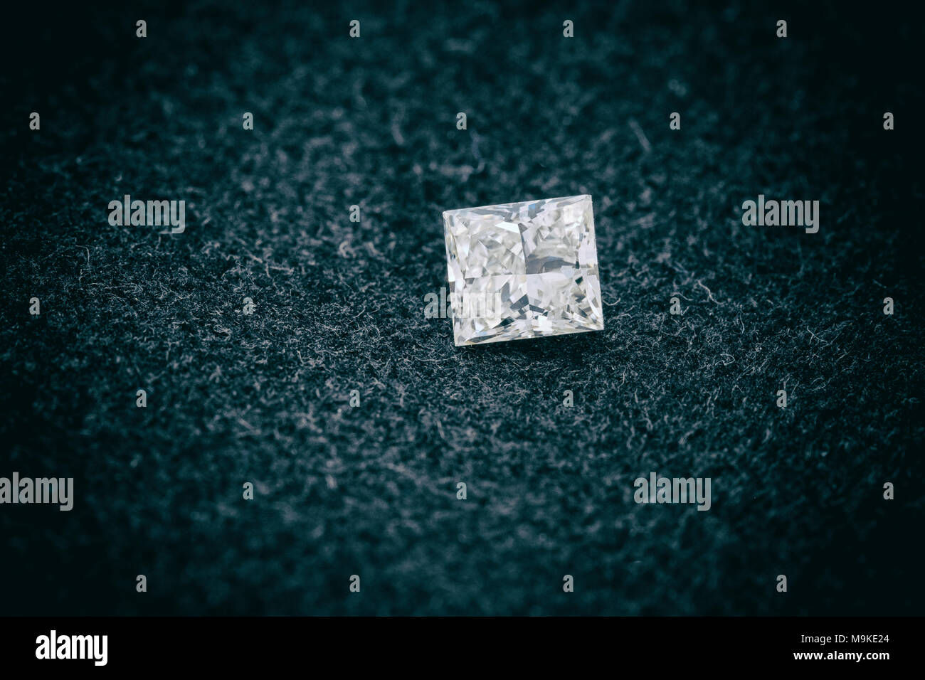 Eine Prinzessin schnitt White Diamond auf einem dunklen Hintergrund Stockfoto