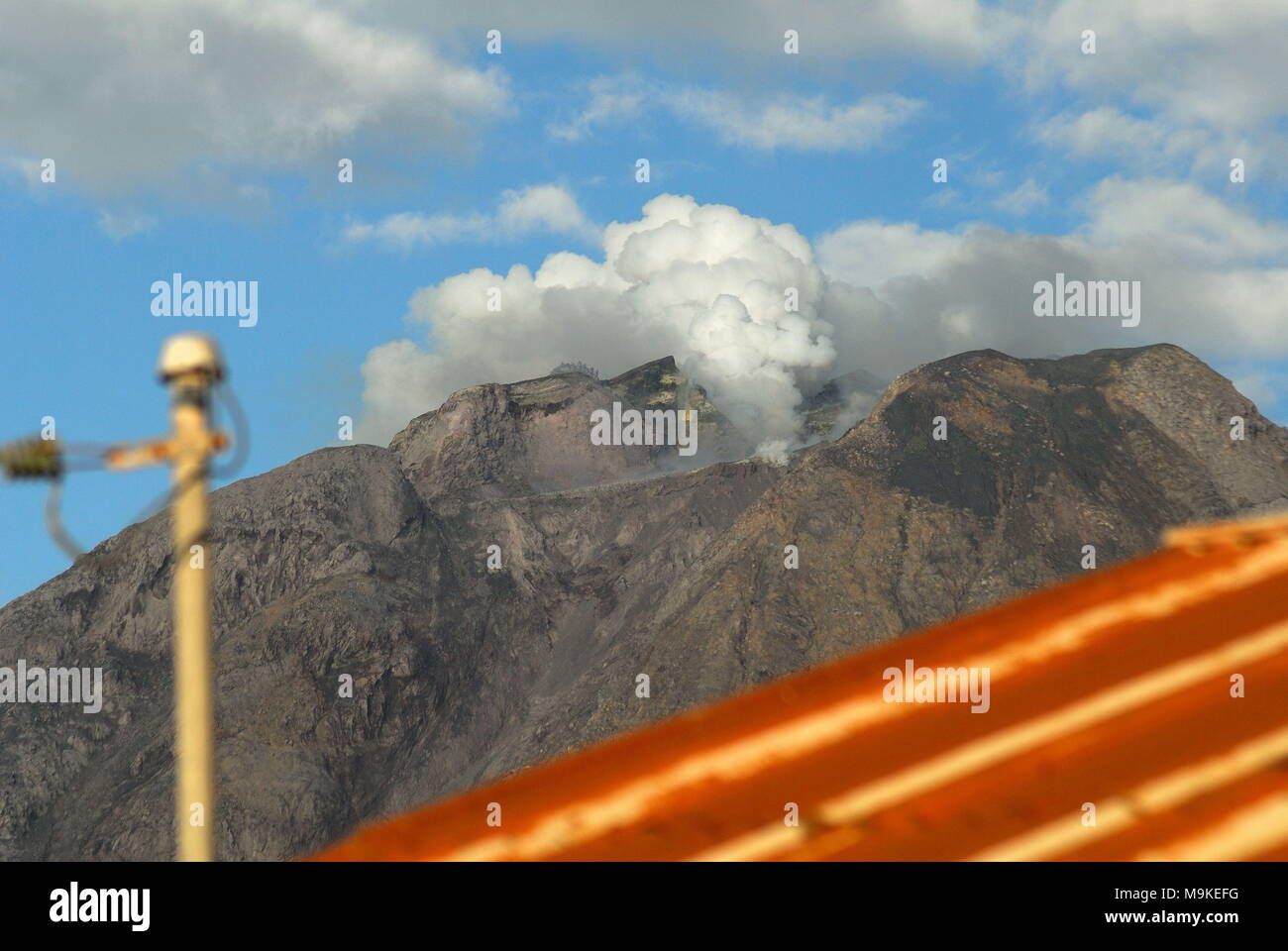 Indonesien. 26 Mär, 2018. Auf der Spitze des Mount voll geraucht Solfatara von naman Dorf sinabung gesehen. Credit: Sabirin Manurung/Pacific Press/Alamy leben Nachrichten Stockfoto