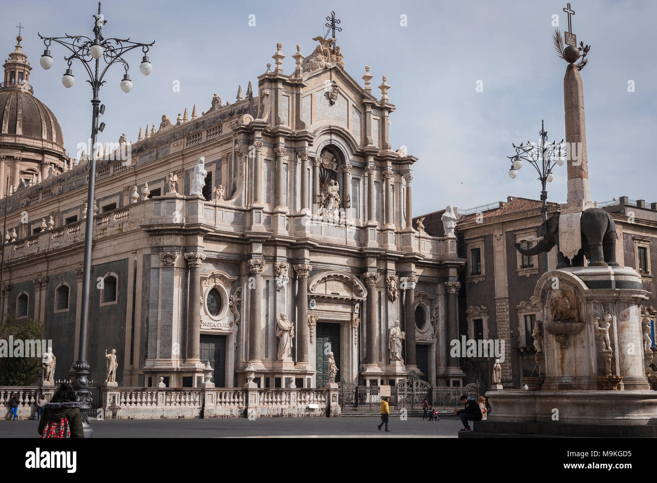 Die Piazza del Duomo mit der Fassade der Kathedrale und der Elefant Fountain' u Liotru", Symbol von Catania, Sizilien, Italien. Stockfoto