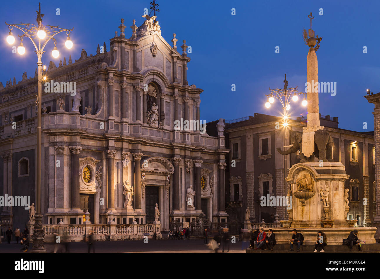 Die Piazza del Duomo mit der Fassade der Kathedrale und der Elefant Fountain' u Liotru", Symbol von Catania, Sizilien, Italien. Stockfoto