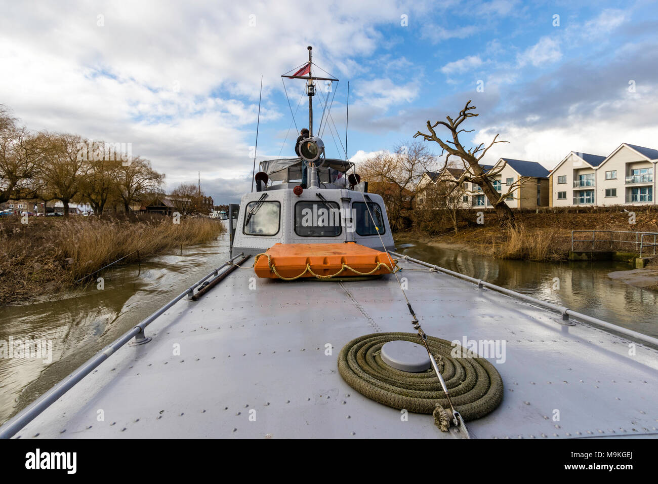 England, Sandwich. P 22 US Navy patrol Boot auf dem Fluss. Weitwinkelaufnahme von Bögen zu überbrücken. Spiralkabel Seil im Vordergrund. Stockfoto