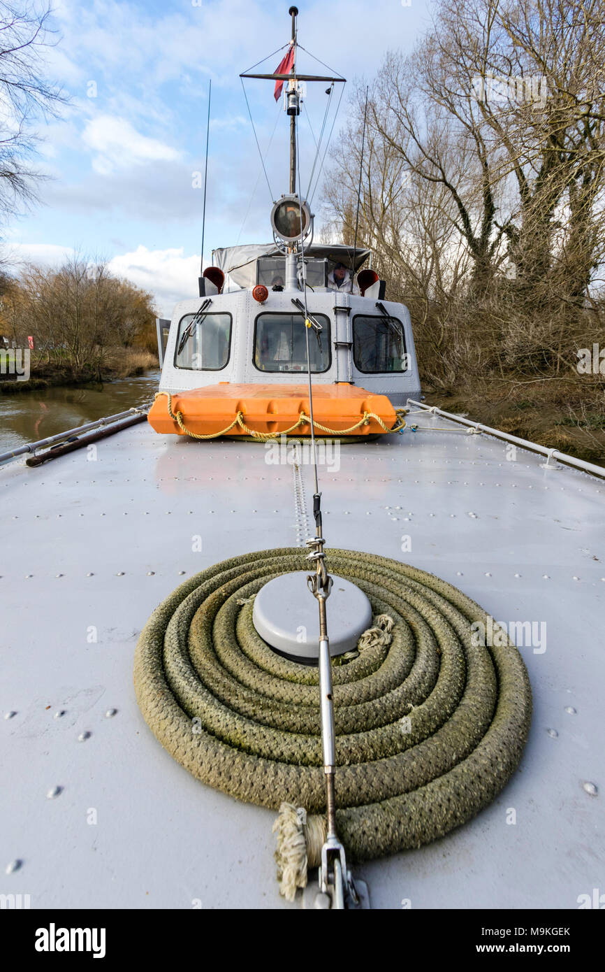 England, Sandwich. P 22 US Navy patrol Boot auf dem Fluss. Weitwinkelaufnahme von Bögen zu überbrücken. Spiralkabel Seil im Vordergrund. Stockfoto