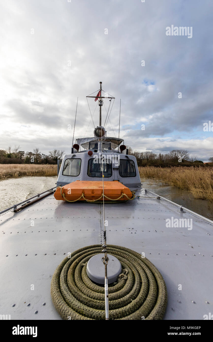 England, Sandwich. P 22 US Navy patrol Boot auf dem Fluss. Weitwinkelaufnahme von Bögen zu überbrücken. Spiralkabel Seil im Vordergrund. Stockfoto