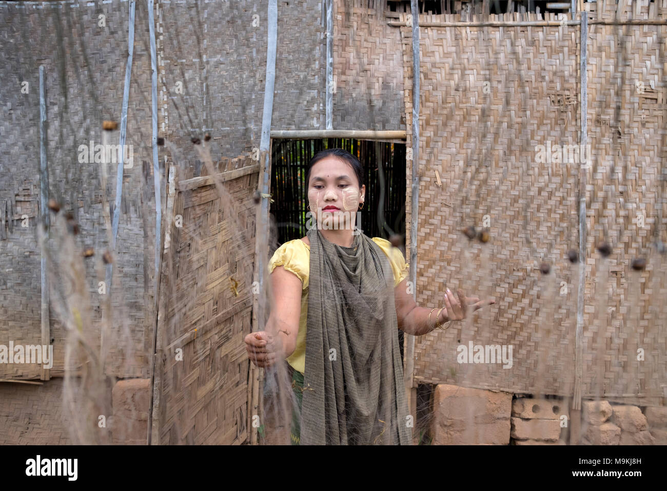 Frau Befestigung und Reinigung ein Fischernetz. See Inle, Shan Staat, Myanmar. Stockfoto Frau Befestigung und Reinigung ein Fischernetz. See Inle, Shan Staat, Myanmar. Stockfoto