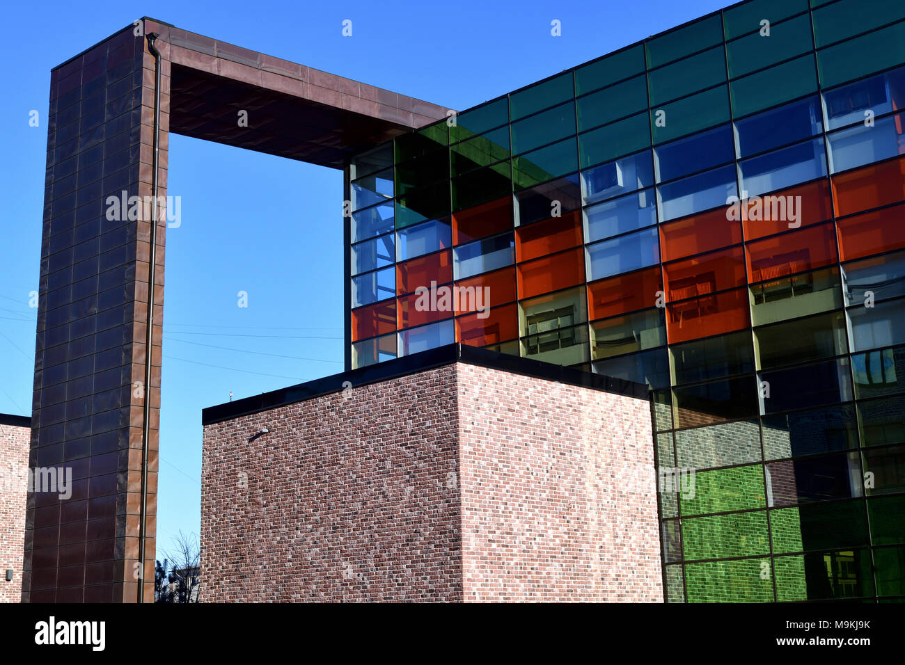 Fragment der Architektur mit farbigem Glas Stockfoto